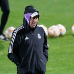 El entrenador del Real Madrid, Carlo Ancelotti, dirige el entrenamiento de este martes en las instalaciones deportivas Al Nassr FC, en Riad, Arabia Saudí, en la víspera del encuentro de semifinales de la Supercopa de España ante el Valencia en el Estadio Internacional Rey Fahd