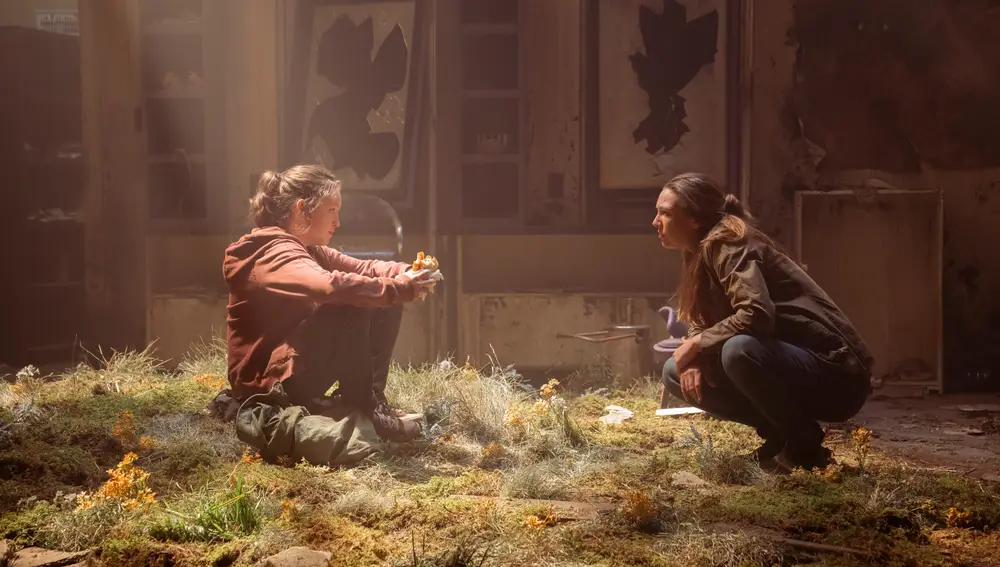 Bella Ramsey (izda.) como Ellie y Anna Torv como Tess en "The Last of Us"