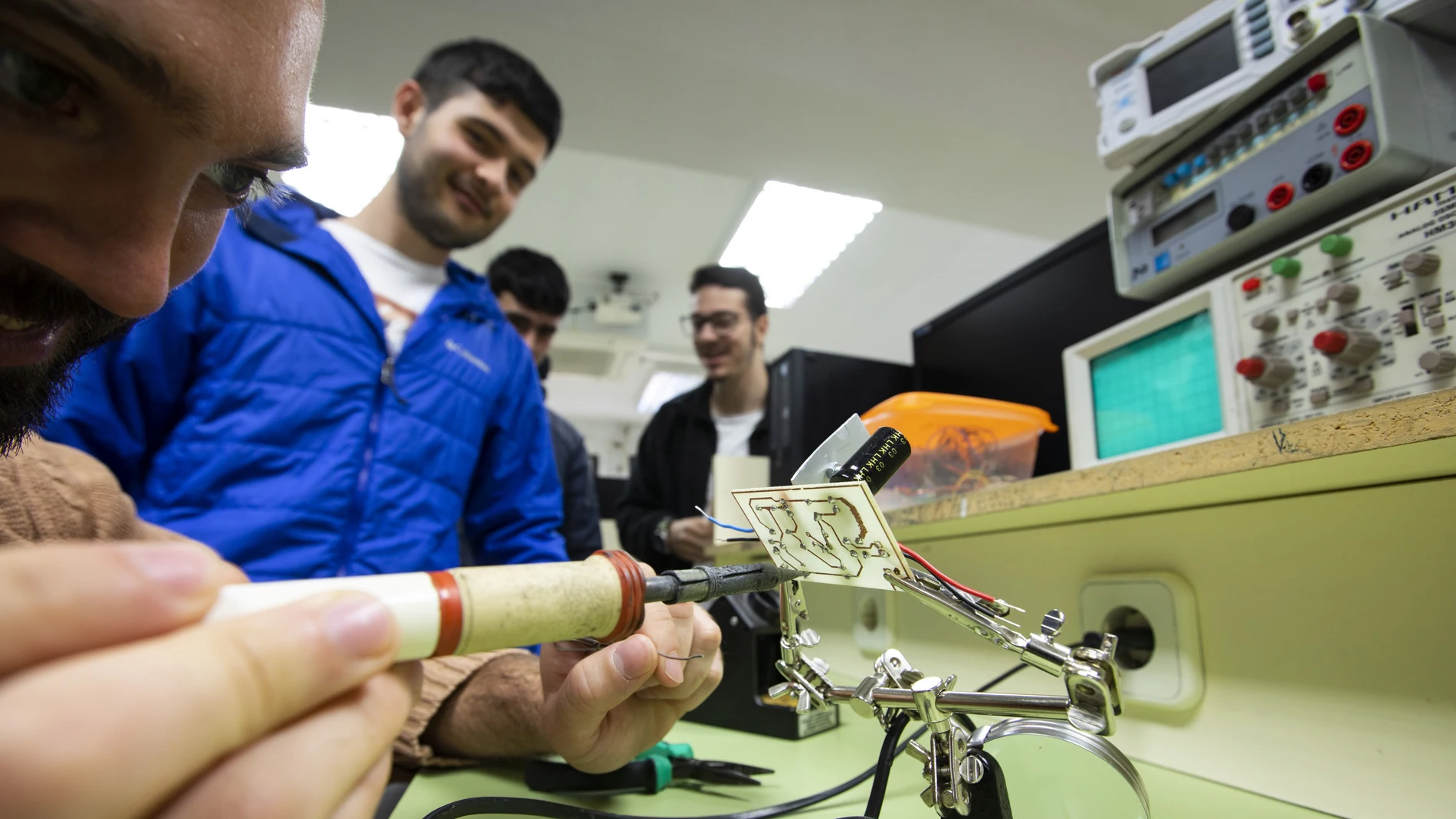 Alumnos del módulo de grado medio y superior desarrollados de la electrónica