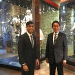 El primer ministro de Reino Unido, Rishi Sunak, a la izquierda, y el primer ministro de Japón, Fumio Kishida, tras firmar un acuerdo de defensa en la Torre de Londres