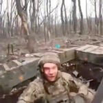 Un mercenario ruso del Grupo Wagner sorprende a tres soldados ucranianos en una trinchera en Soledar