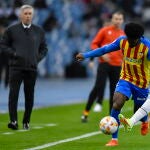 Ancelotti observa a Vinicius durante la semifinal de la Supercopa