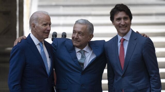 Andrés Manuel López Obrador abraza a Joe Biden y a Justin Trudeau