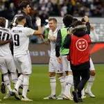 Los jugadores del Real Madrid celebran la victoria ante el Valencia, al término del partido de semifinales de la Supercopa de España disputado este miércoles en el Estadio Internacional Rey Fahd, en Riad (Arabia Saudí). EFE/Juan Carlos Cárdenas
