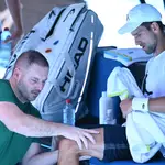 Novak Djokovic es tratado por el fisio en su primer entrenamiento en Melbourne antes del Open de Australia