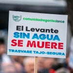 Una pancarta que reza "El Levante sin agua, se muere" en la manifestación por la defensa del trasvase Tajo Segura