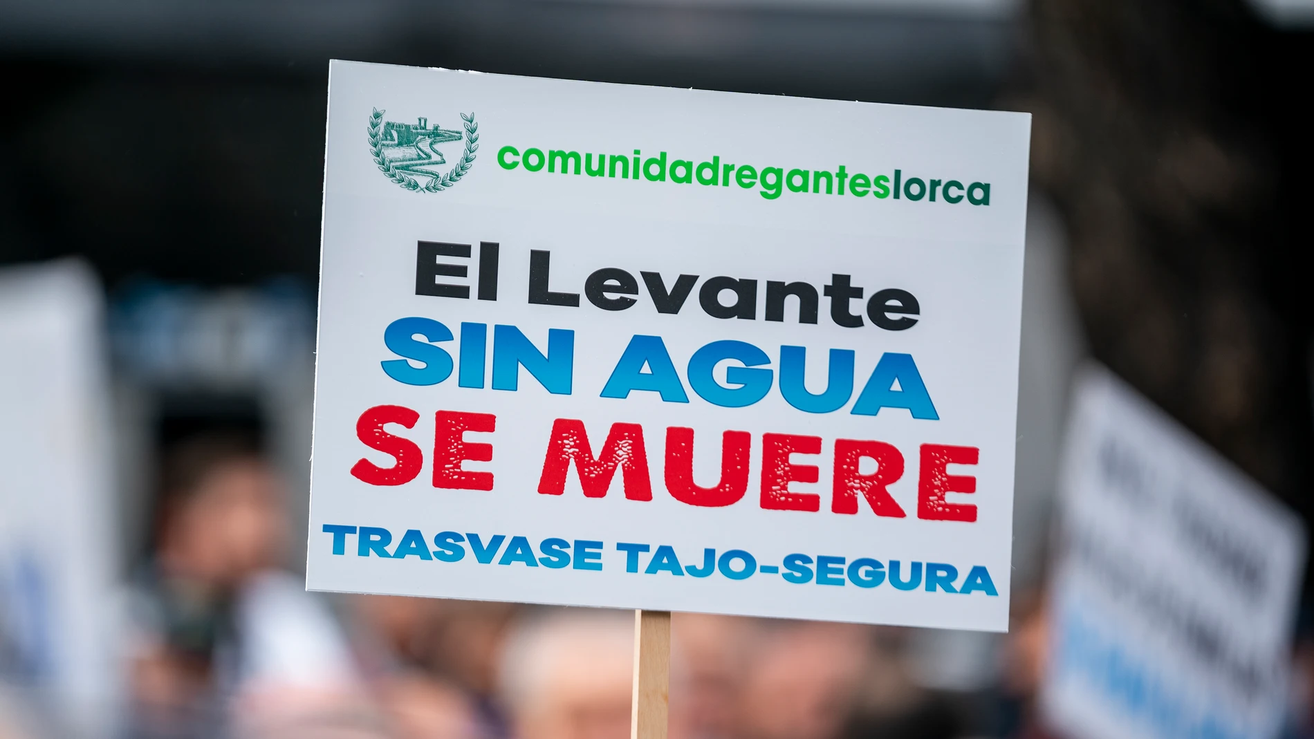 Una pancarta que reza "El Levante sin agua, se muere" en la manifestación por la defensa del trasvase Tajo Segura