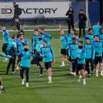 Los jugadores del Barcelona se entrenan en el Estadio Prince Faisal en Riad, sede de la semifinal de la Supercopa que les mide al Betis