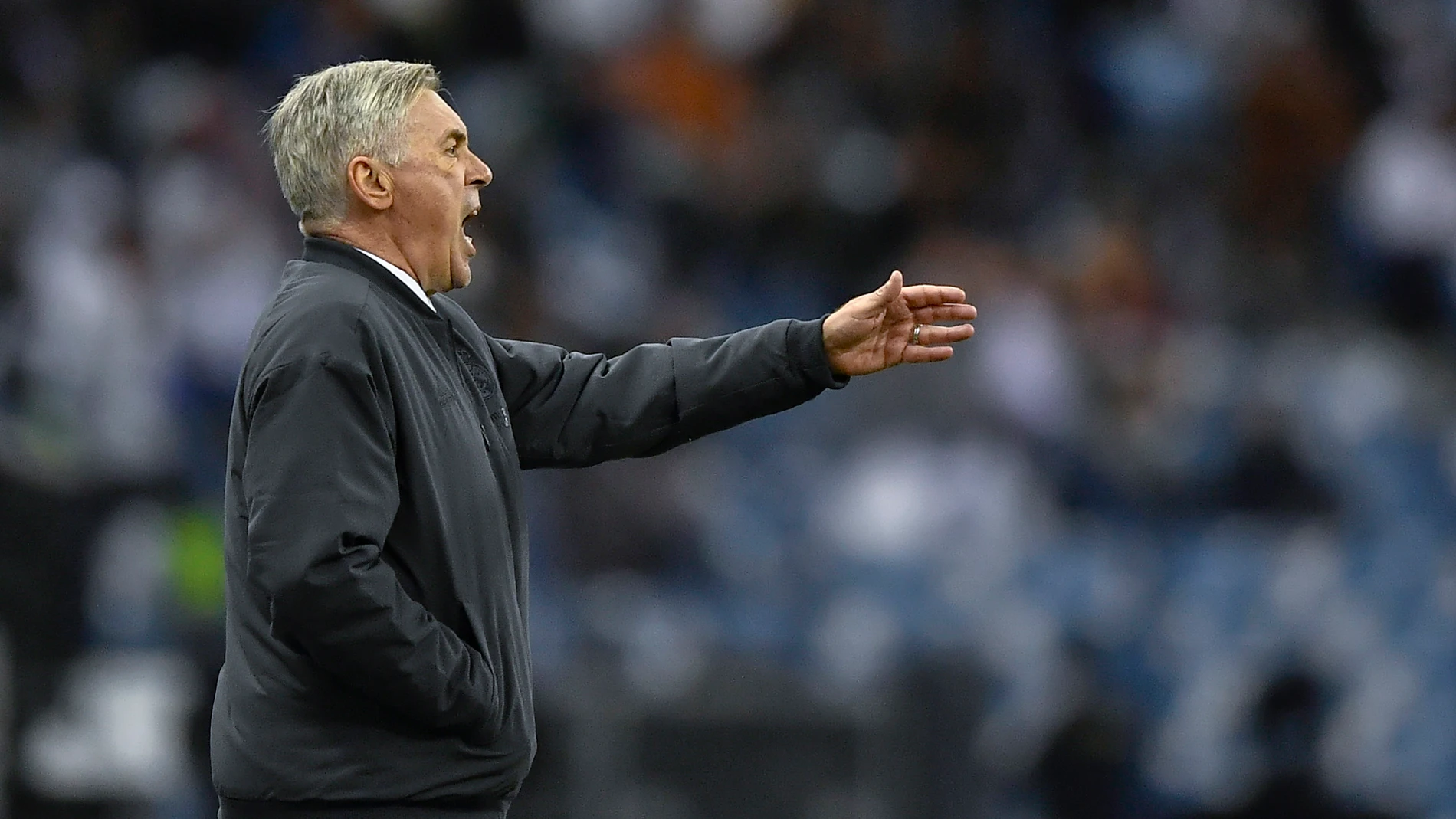 Ancelotti dando indicaciones