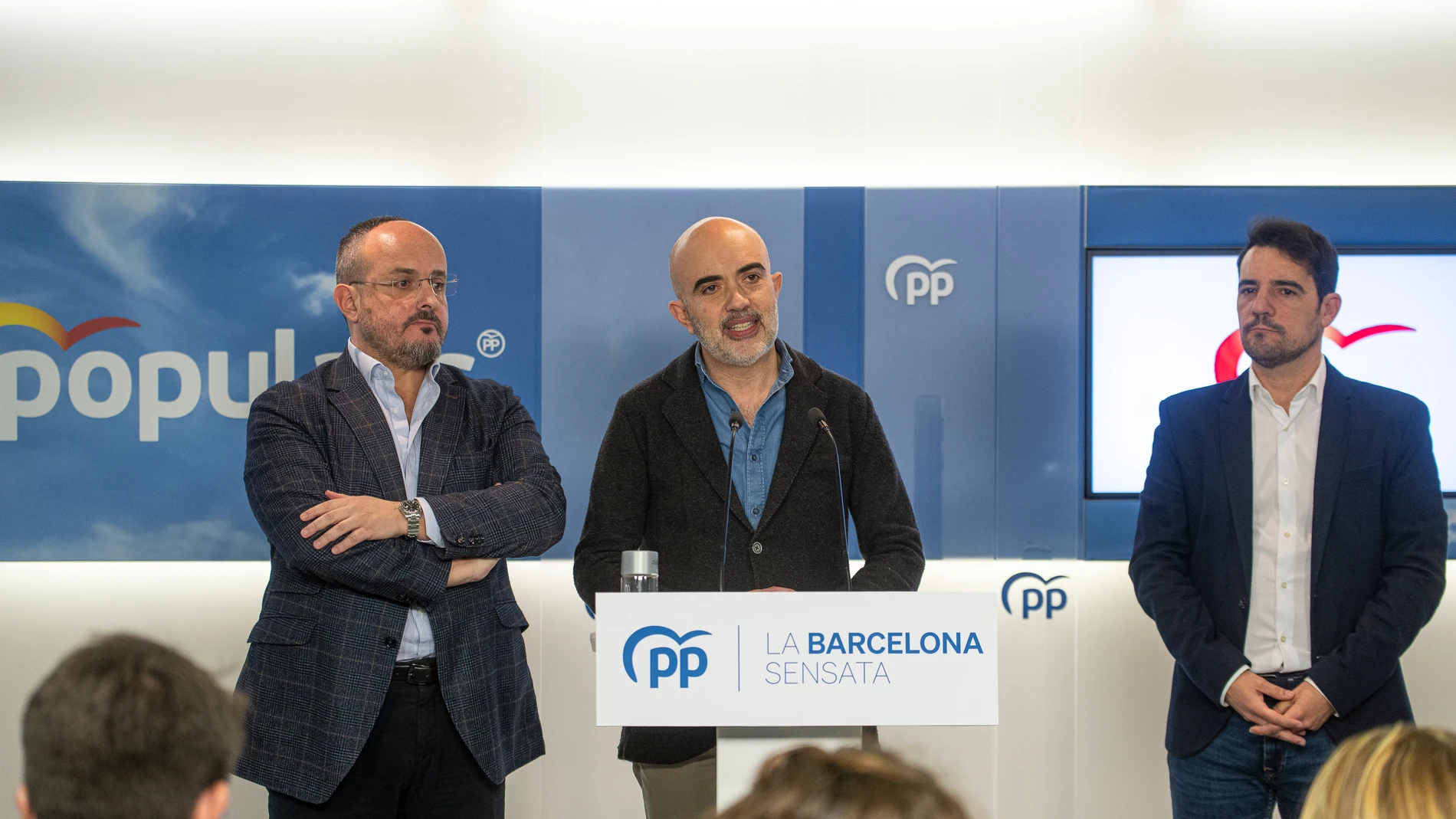 El presidente del Partido Popular de Cataluña y candidato a la Generalitat, Alejandro Fernández; el expresidente del PP y candidato a la alcaldía de Barcelona por el PP, Daniel Sirera y el presidente del PP de Barcelona, Manu Reyes