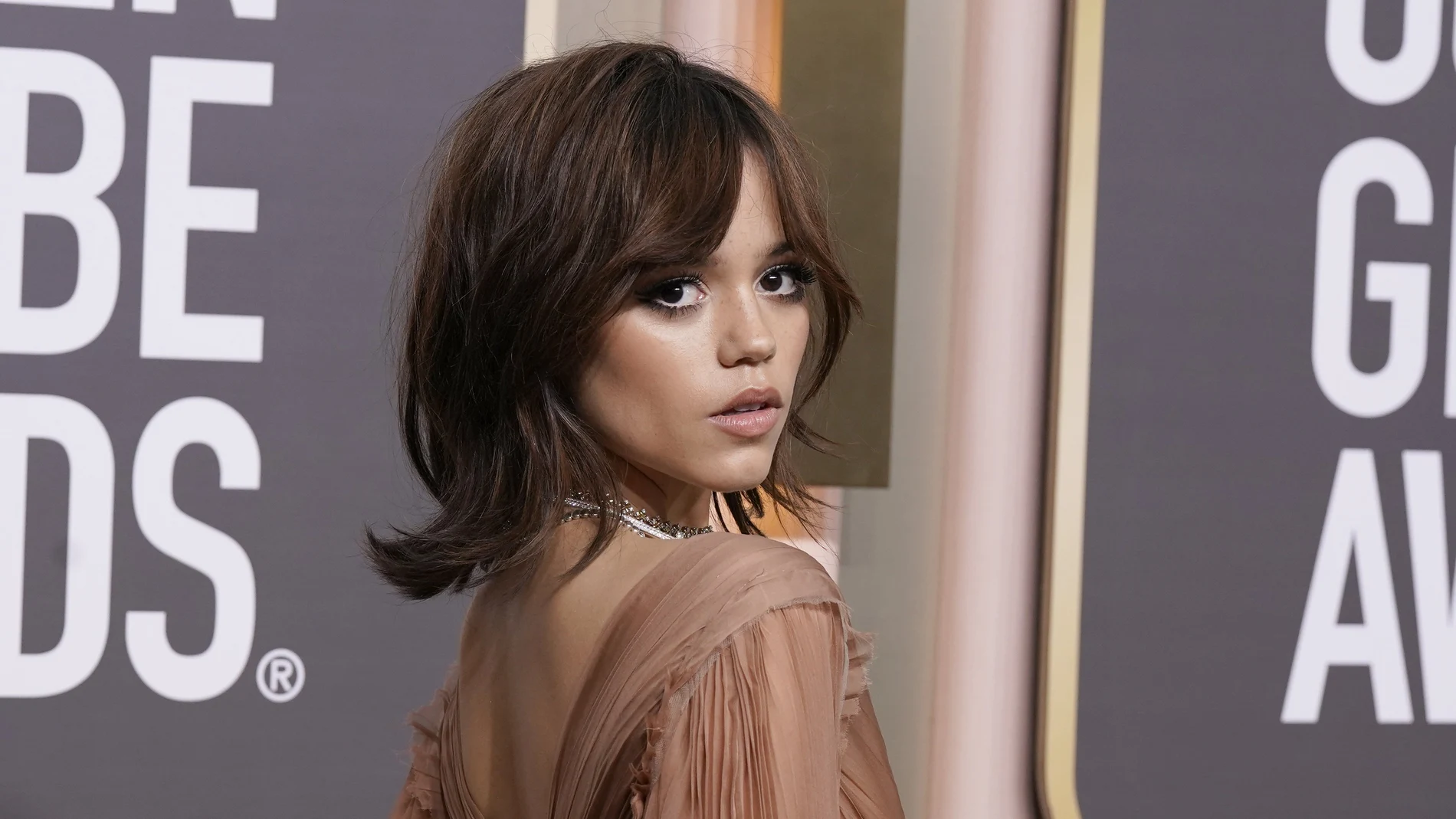 Jenna Ortega, protagonista de "Miércoles" a su llegada a la ceremonia