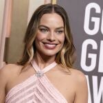 Margot Robbie en la alfombra roja de los Globos de Oro 2023.