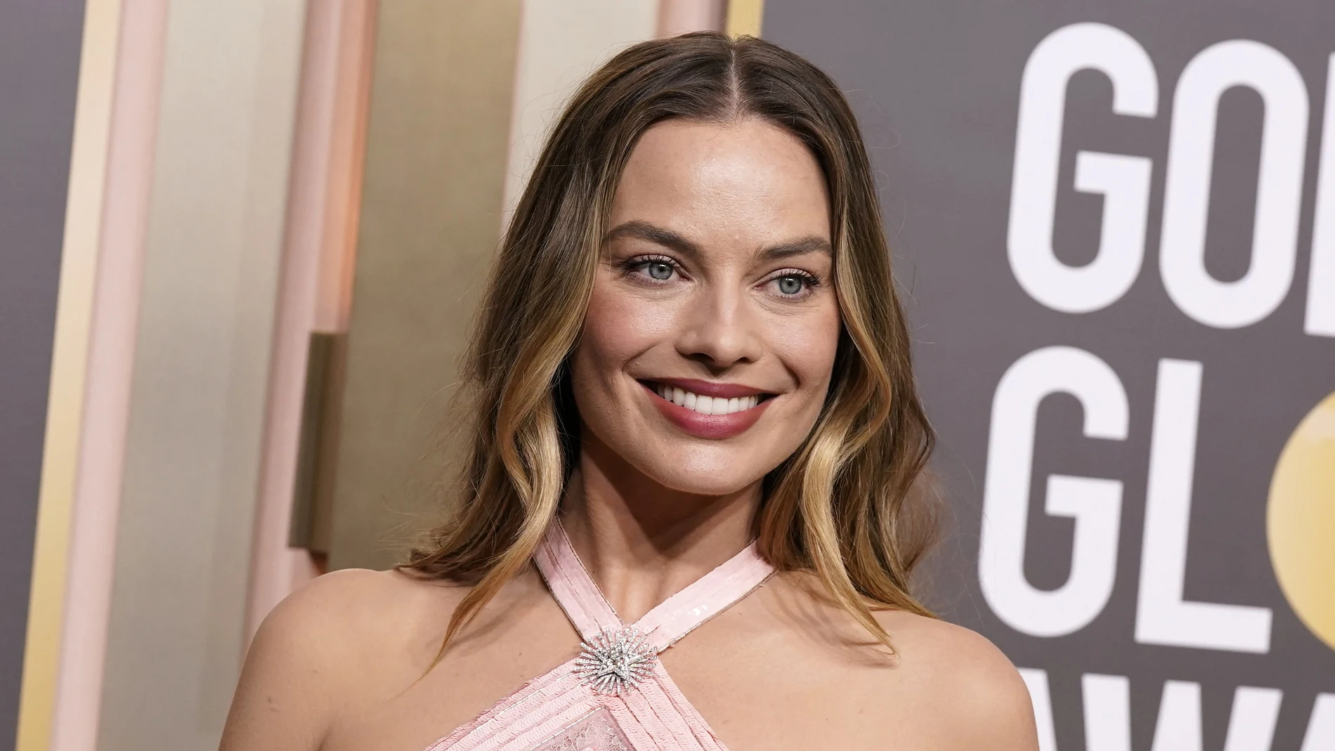 Margot Robbie en la alfombra roja de los Globos de Oro 2023.