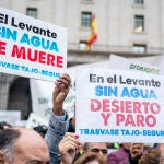 Unas pancartas que rezan 'El Levante sin agua, se muere' y 'En el Levante sin agua, desierto y paro' en la manifestación por la defensa del trasvase Tajo Segura ante la sede del Ministerio de Transición Ecológica y el Reto Demográfico