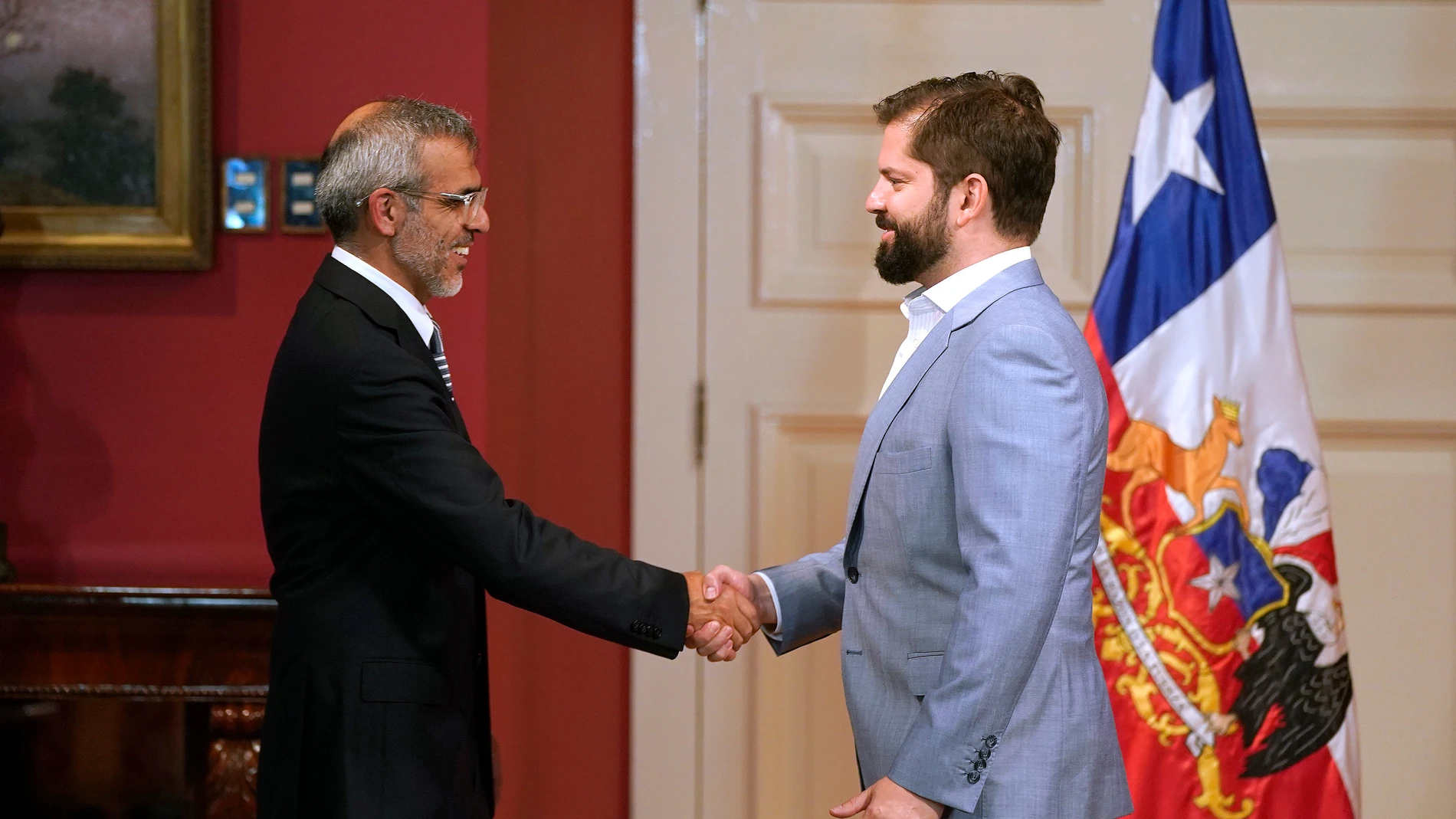 El presidente de Chile, Gabriel Boric (d), recibe al nuevo ministro de Justicia, Luis Cordero, en el palacio de La Moneda,