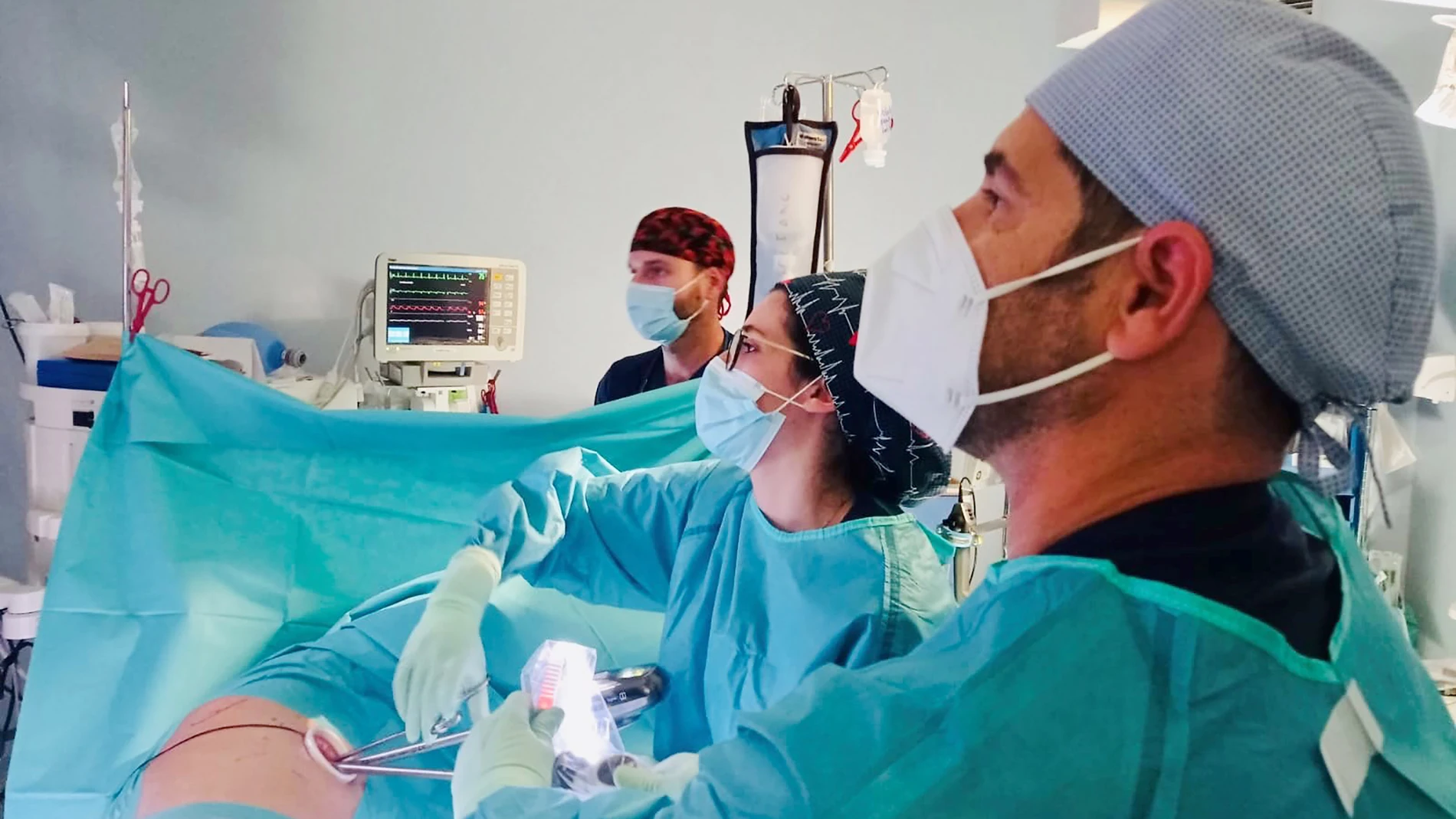 Dr Mongil Ponce, realizando una cirugía uniportal