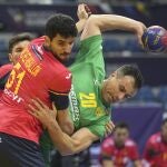 Miguel Sánchez-Migallón defiende a Stevan Vujovic en el España - Montenegro del Mundial