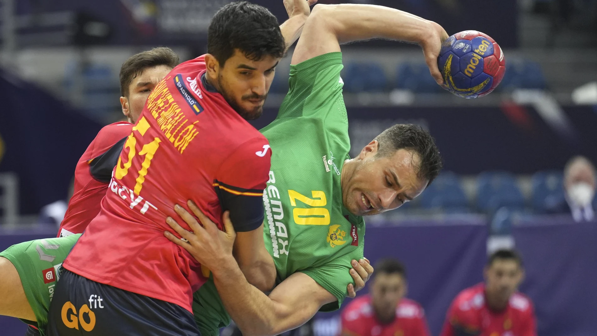 Miguel Sánchez-Migallón defiende a Stevan Vujovic en el España - Montenegro del Mundial