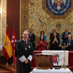 El nuevo decano del ICAM, Eugenio Ribón (izda.), en su toma de posesión en el Paraninfo de la Universidad Complutense de Madrid