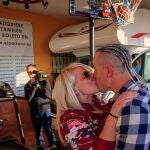 Carolina y Juanma, una pareja de Pizarra (Málaga) han ganado la cesta de Navidad que sortea cada año la venta 'El Paisano'. EFE/ Julio Muñoz