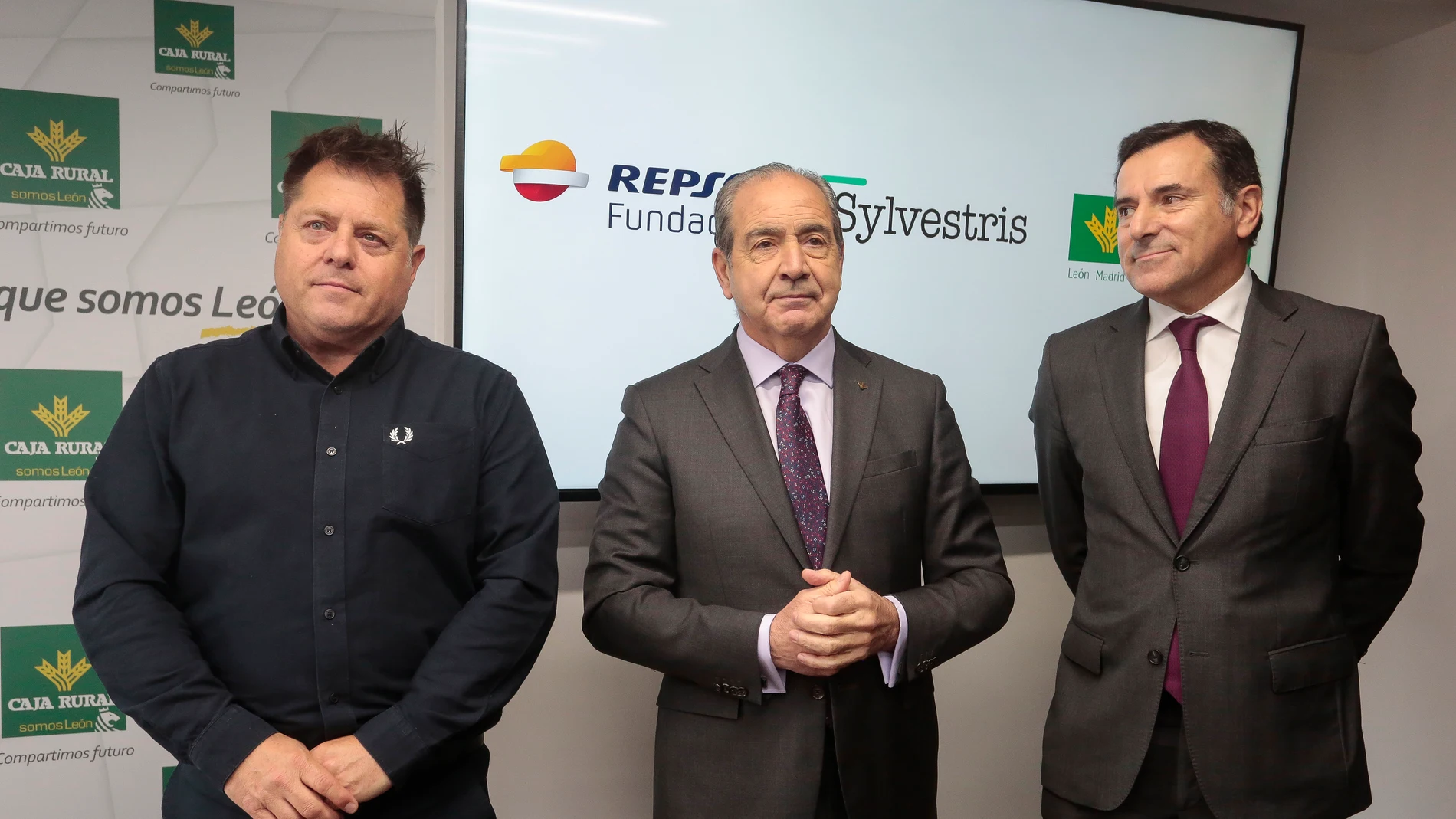El director de Fundación Repsol (D); el director de Caja Rural, Cipriano García (C) y el socio fundador de Sylvestris, Enrique Enciso (I), presentan en León el Proyecto Motor Verde