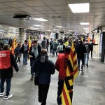 Momento de la protesta, en la estación de plaza de Cataluña de Renfe