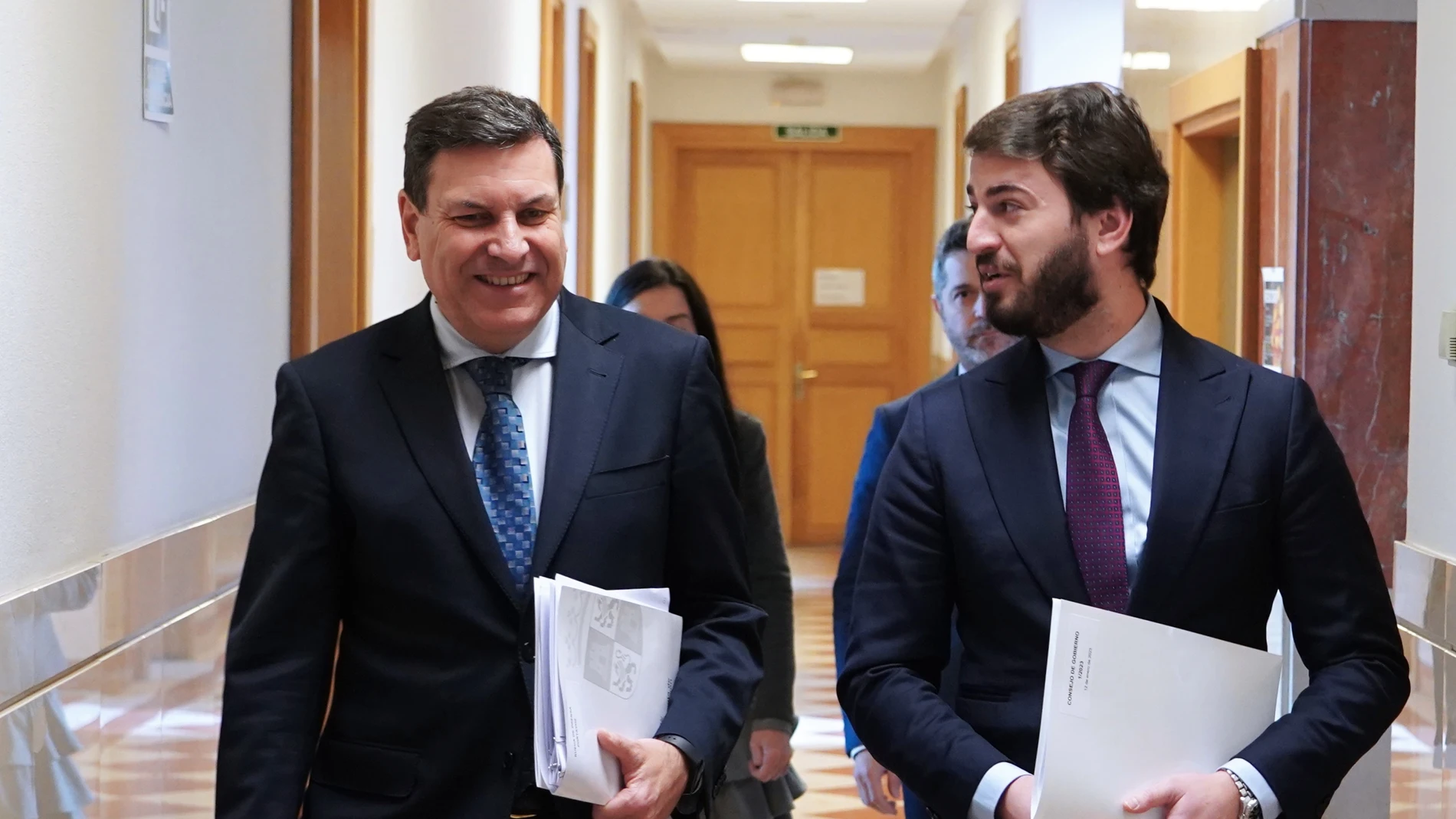 El vicepresidente de la Junta de Castilla y León, Juan García-Gallardo, y el consejero de Economía y Hacienda y portavoz, Carlos Fernández Carriedo, comparecen en rueda de prensa posterior al Consejo de Gobierno