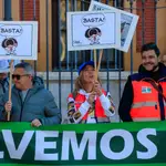 Profesionales sanitarios, convocados por el Sindicato Médico Andaluz (SMA), durante una concentración. EFE/ Julio Muñoz