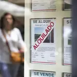Carteles anunciando viviendas en alquiler en una agencia inmobiliaria de Madrid