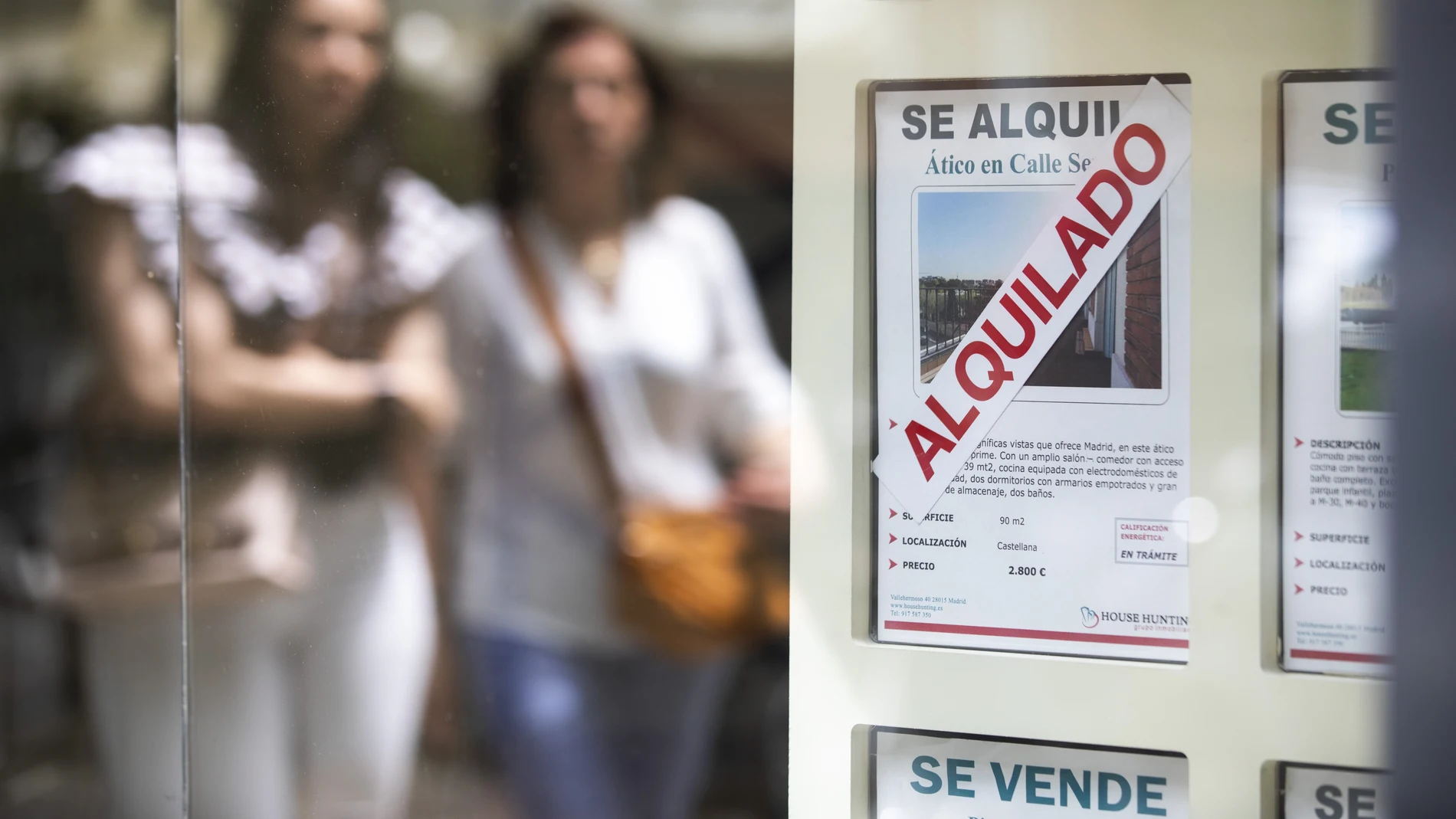 Carteles anunciando viviendas en alquiler en una agencia inmobiliaria de Madrid