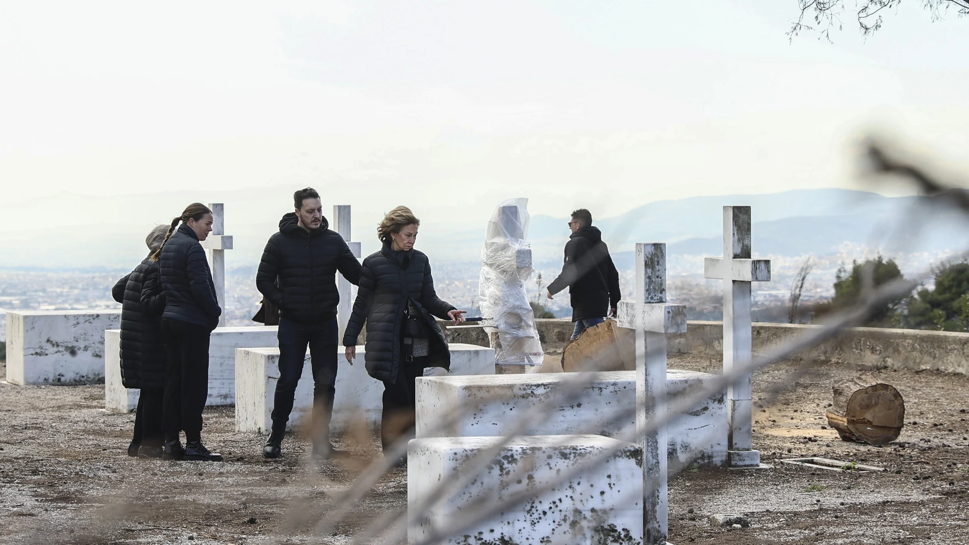 La Reina Sofía en el cementerio de Tatoi
