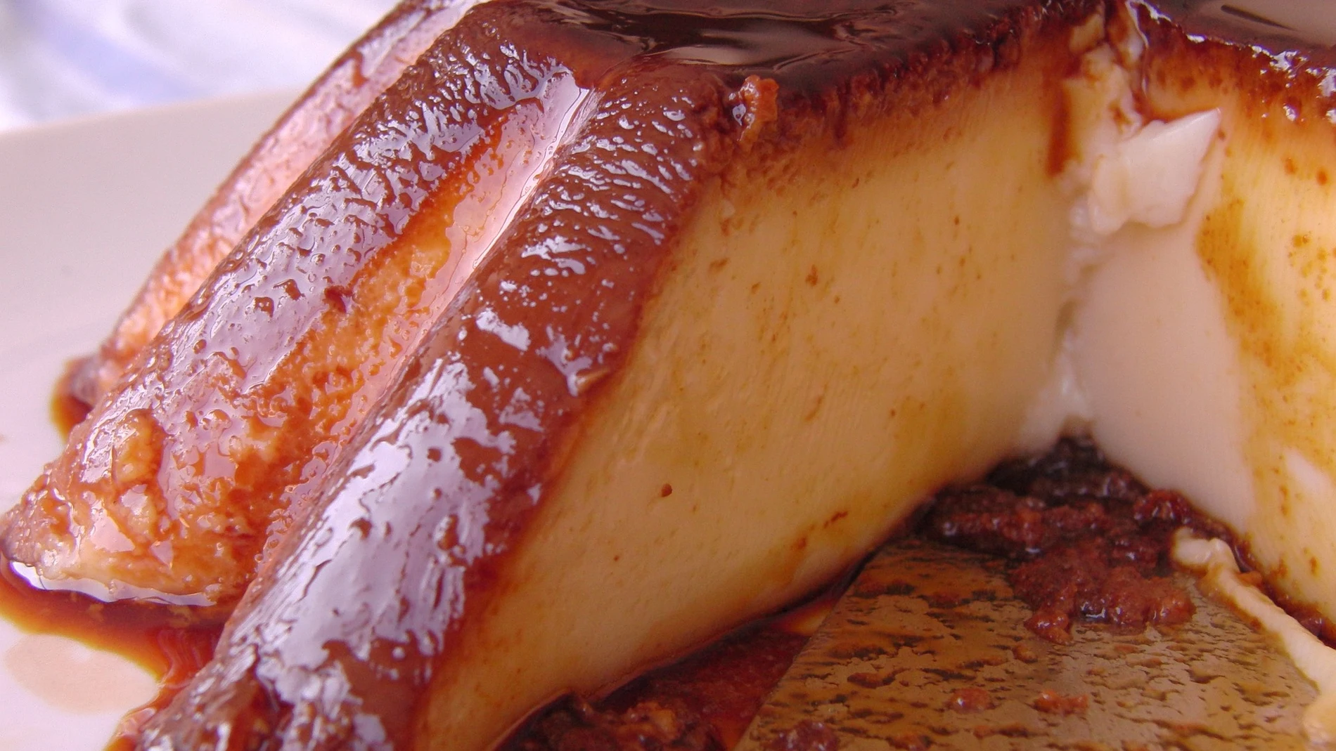 Este flan es una delicia para los amantes del café, ya que combina el sabor de esta bebida con la cremosidad del flan
