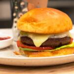 Una de las primeras hamburguesas producidas por SciFi Foods con esta tecnología