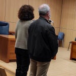 Los dos funcionarios acusados de revelación de secretos por consultar el expediente de violencia machista de Rocío Carrasco y Antonio David Flores, durante la vista.