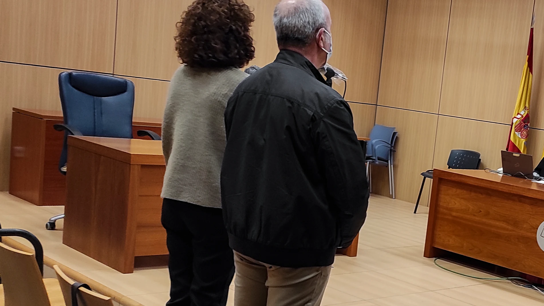 Los dos funcionarios acusados de revelación de secretos por consultar el expediente de violencia machista de Rocío Carrasco y Antonio David Flores, durante la vista.