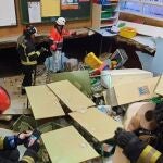 Bomberos de Gijón inspeccionan un aula de Infantil del colegio público Rey Pelayo tras derrumbarse el suelo, en Gijón