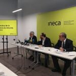 El presidente de Ineca, Nacho Amirola (dcha) ayer durante la presentación del informe