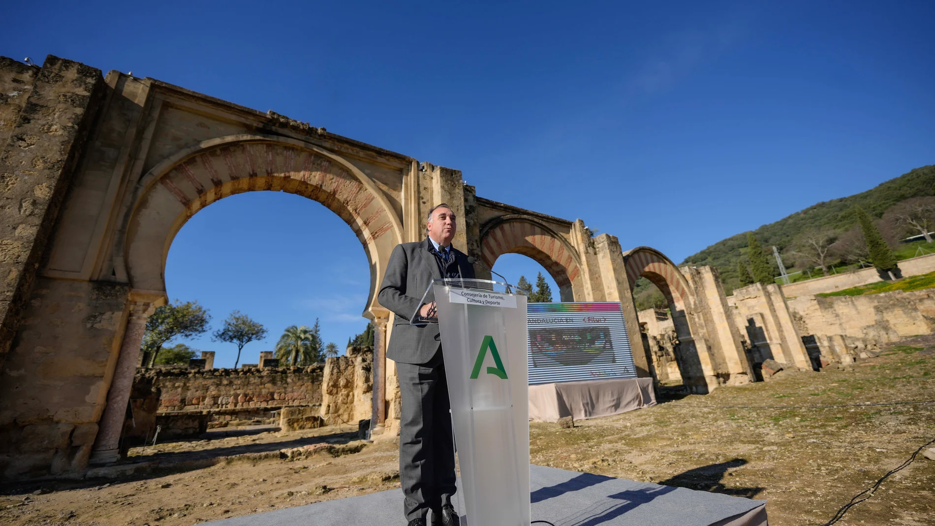 El consejero de Turismo, Cultura y Deporte, Arturo Bernal, durante la presentación de la oferta de Andalucía para Fitur