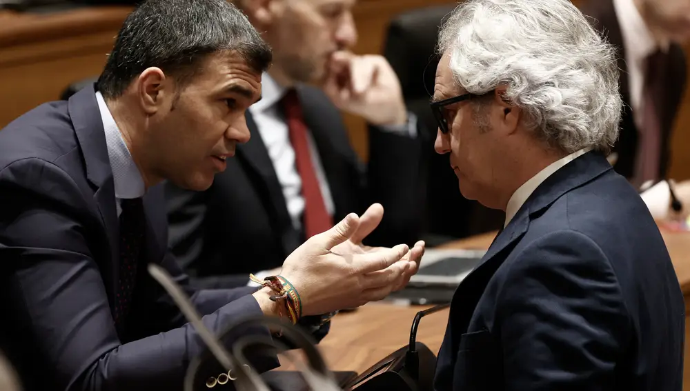 El líder del PP de Navarra, Javier García y el parlamentario de Cs, Fermín Pérez-Nievas, ambos de la coalición Navarra Suma, en el Parlamento Navarro.