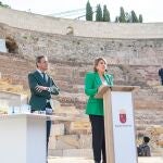 La alcaldesa de Cartagena, Noelia Arroyo, acompañada por el consejero de Turismo, Marcos Ortuño, en la presentación del estand que la Región llevará a Fitur