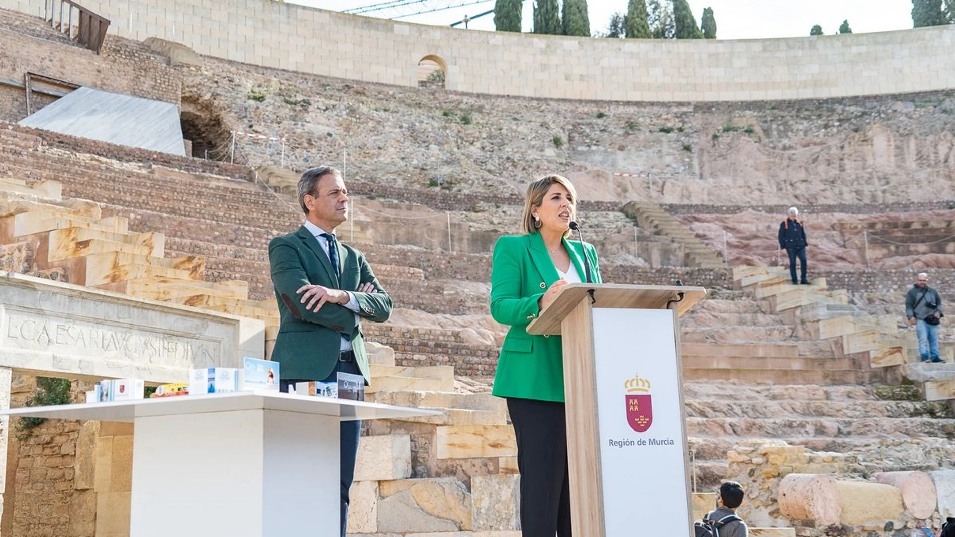 La alcaldesa de Cartagena, Noelia Arroyo, acompañada por el consejero de Turismo, Marcos Ortuño, en la presentación del estand que la Región llevará a Fitur