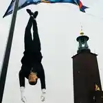 El títere de Erdogan fue colgado frente al Ayuntamiento de Estocolmo en una manifestación