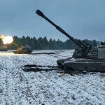 Una imagen tomada de un vídeo distribuido por el Ministerio de Defensa ruso el 13 de enero de 2023 muestra obuses autopropulsados rusos de 152,4 mm Msta disparando durante un combate en un lugar no revelado en la región de Donetsk, Ucrania