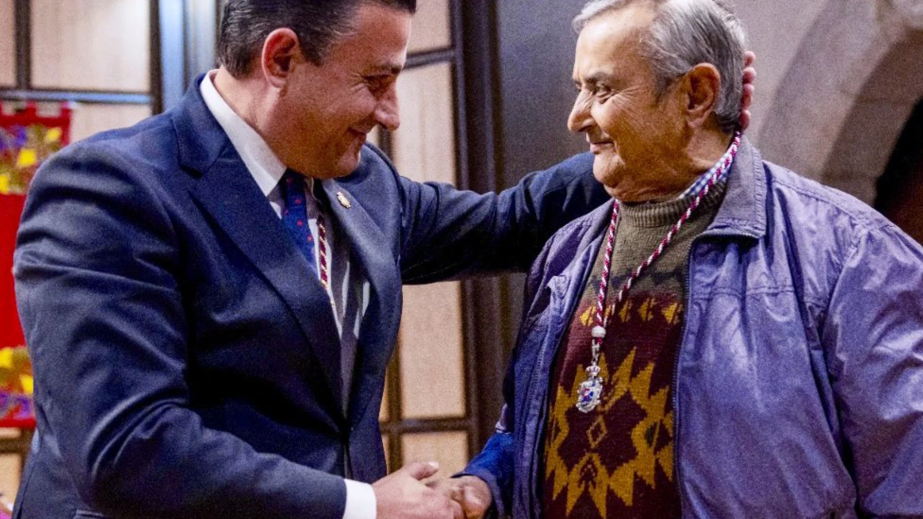 El presidente de la Diputación y del PP de Ávila, Carlos García, entrega la Medalla de Plata de la Provincia a Juan Manuel López Gutiérrez