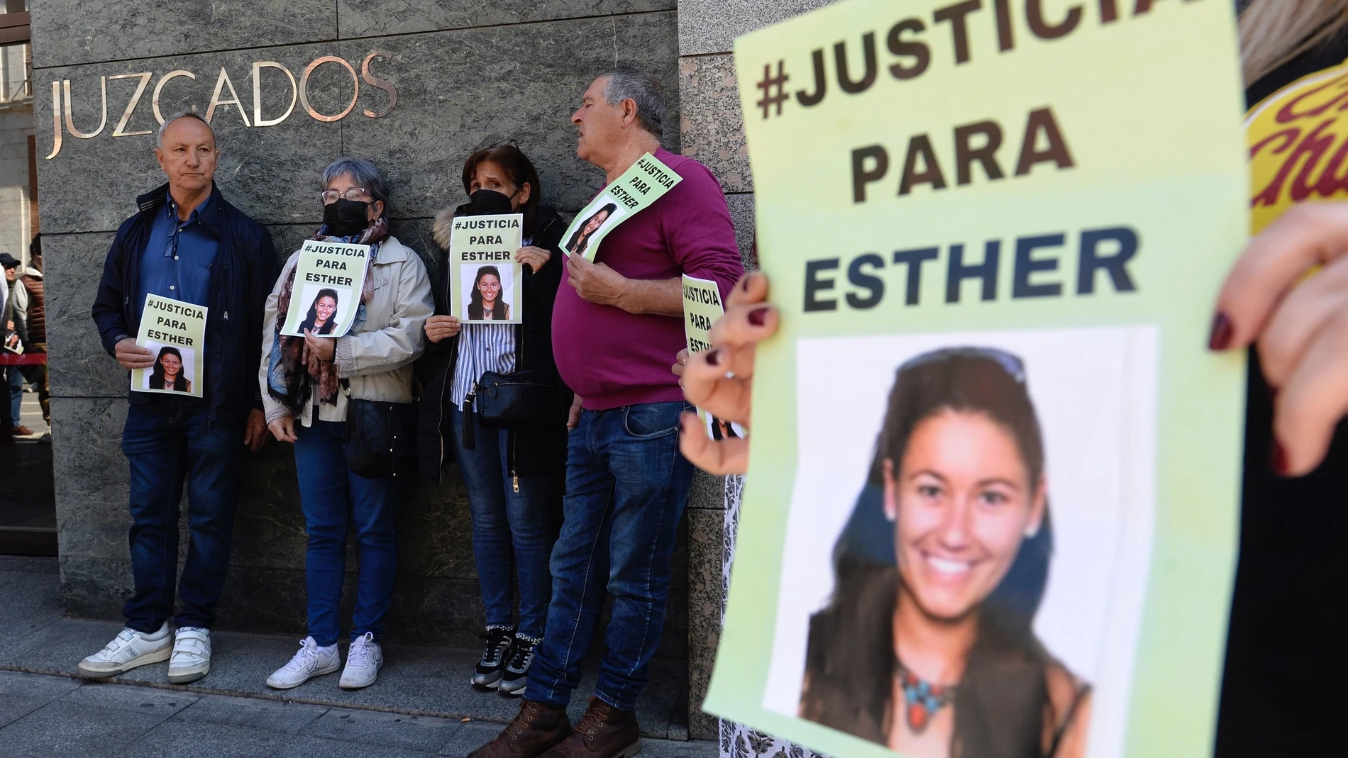 Amigos y familiares de Esther López concentrados a las puertas del Juzgado de Instrucción Número 5 de Valladolid donde declarará ante el juez Oscar S