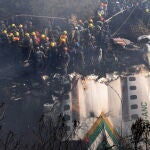 El equipo de rescate trabajan con los restos del avión siniestrado en el lugar del accidente este domingo en Pokhara, Nepal.- EFE/ Krishna Mani Baral