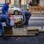 Trabajadores retiran una terraza en Madrid el pasado 9 de enero