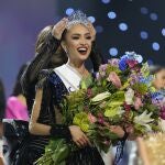 Miss EE UU R'Bonney Gabriel en el momento de coronarse como Miss Universo 2022
