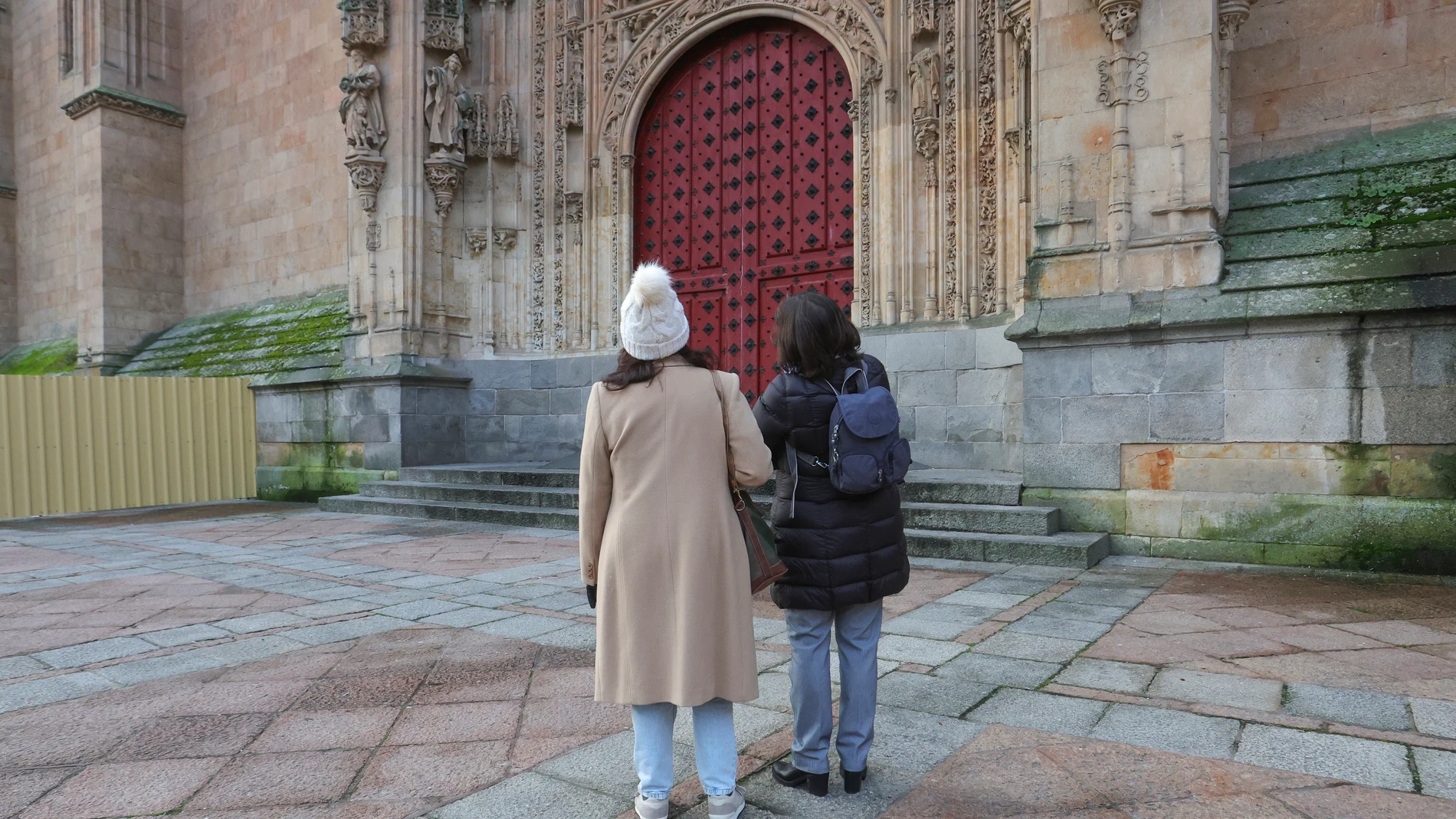 El diablo que come un helado en la catedral de Salamanca, una de las figuras icónicas que buscan los turistas, lleva medio año con una pata quebrada y todavía tendrá que esperar unos meses hasta que lo reparen junto a la liebre, al crustáceo y otros elementos curiosos que lo acompañan