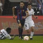 Sergio Busquets supera a Ceballos y a Vinicius. El Madrid perdió contra el Barcelona y Josep Pedrerol lo ha reflejado